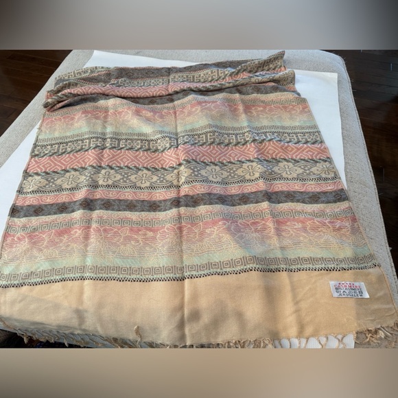 Patterned Women's Cashmere Scarf shawl wrap in Pink and Gray made in Jerusalem - Picture 6 of 9